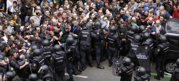 La Policia Nacional, carregant contra votants, l'1 d'octubre.