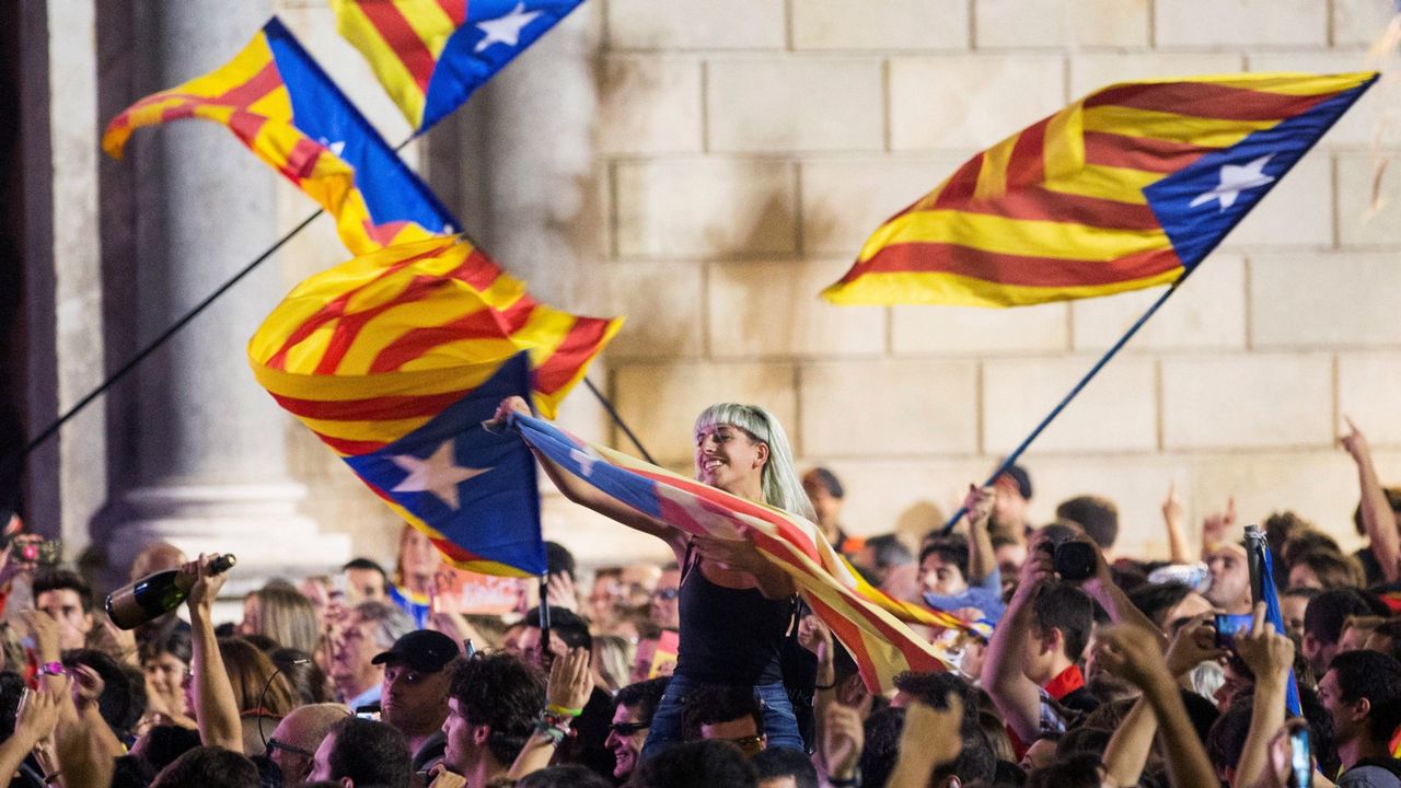 Concentració independentista a la Plaça de Sant Jaume, el 27 d'octubre del 2017.
