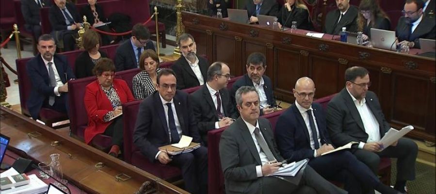 Imatge de la sala on se celebra el judici al procés, en primera línia, els acusats i acusades.