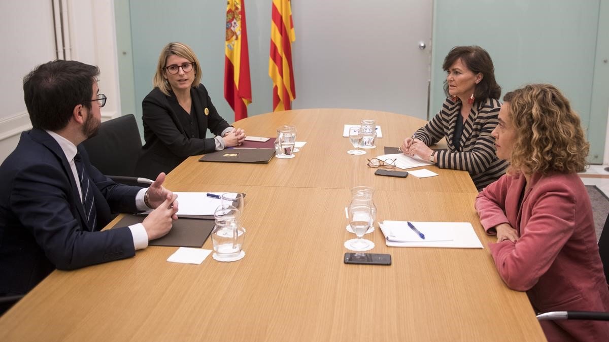 Foto de la nit del 20 de desembre del 2018, on Pere Aragonès, Elsa Artadi, Carmen Calvo i Meritxell Batet es reunien al Palau de Pedralbes, en representació de la Generalitat i el Gobierno.
