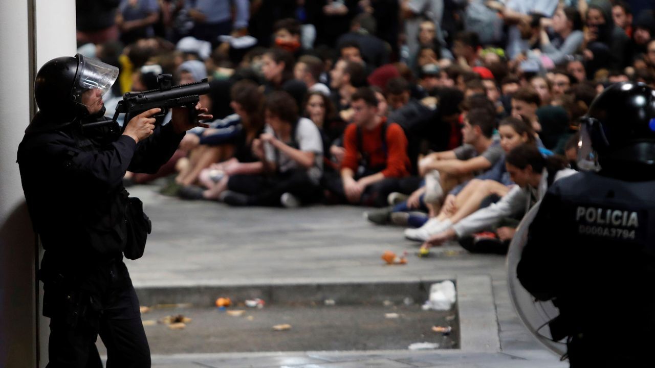 Mossos d'Esquadra disparant projectils de foam contra manifestants.