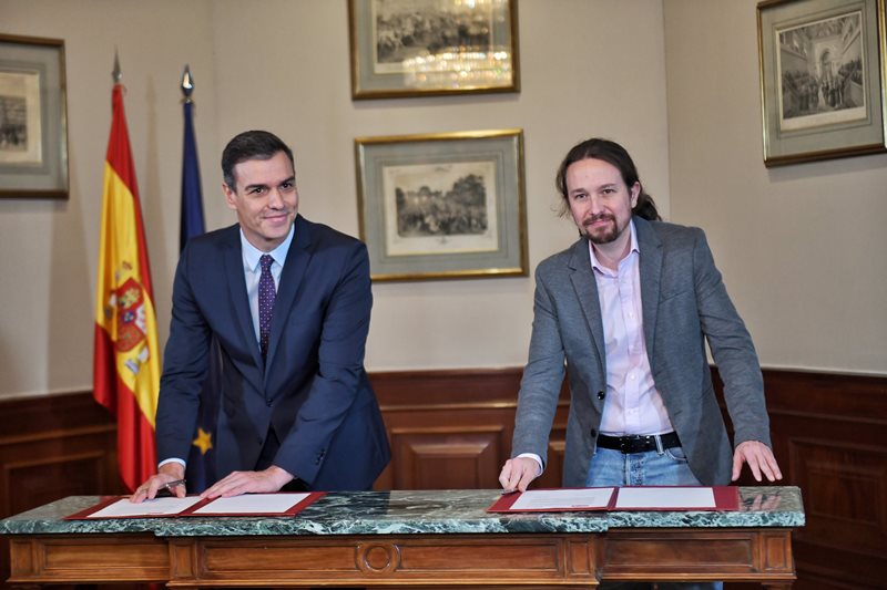 Pedro Sánchez (PSOE) i Pablo Iglesias (Unides Podem), signant un preacord per un govern de coalició a l'Estat.