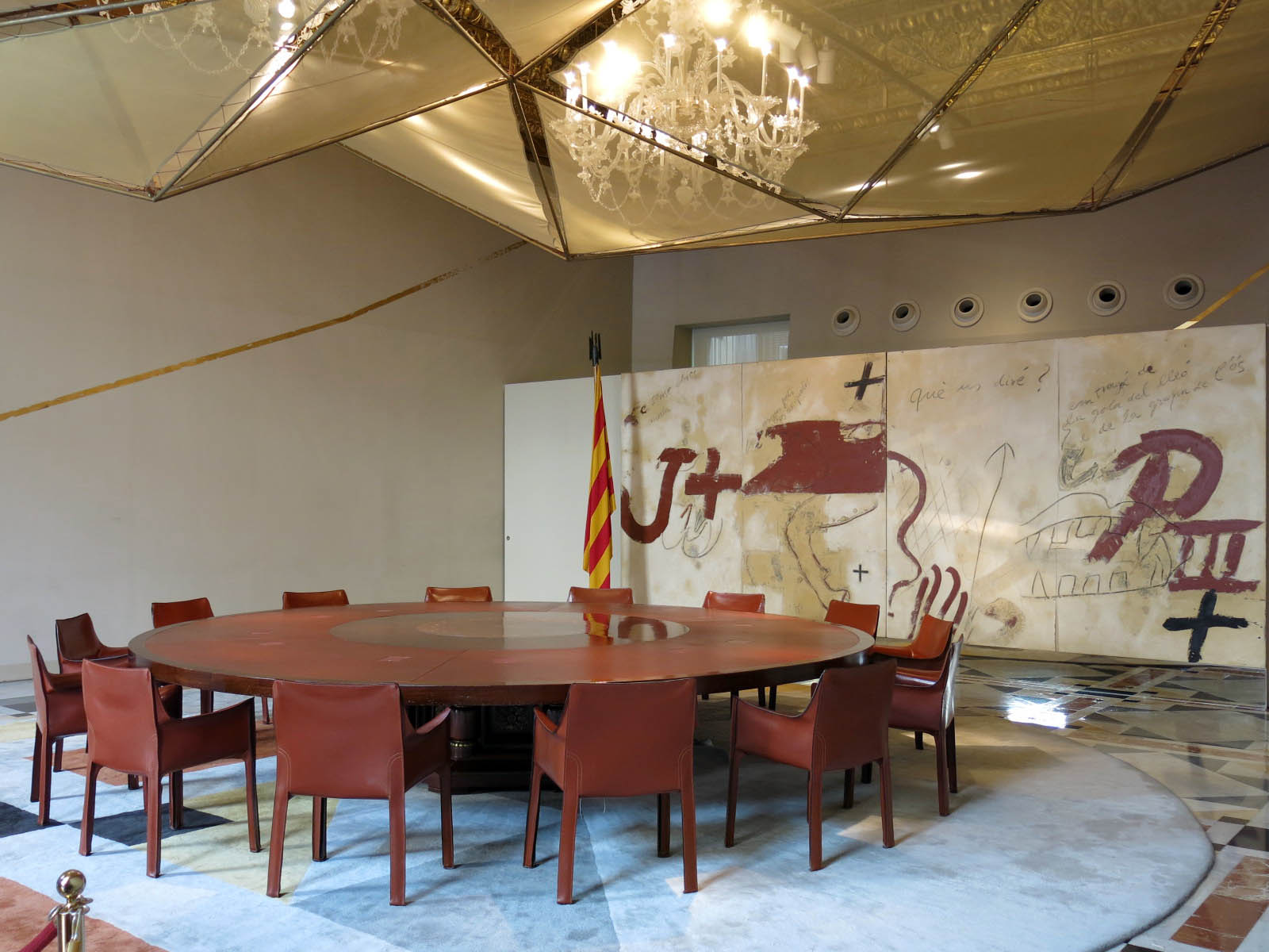 Saló Daurat (sala on es reuneix el Govern de Catalunya, al Palau de la Generalitat).)