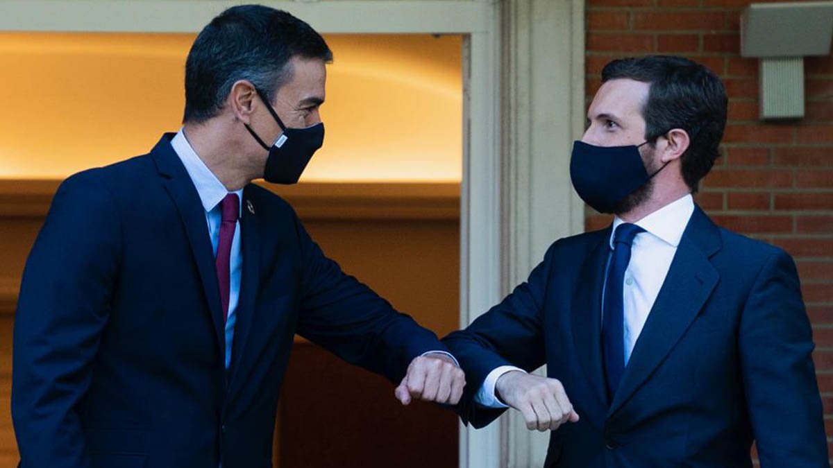 Pedro Sánchez (PSOE) i Pablo Casado (PP) al Palau de la Moncloa
